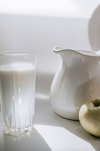 ミルク、 林檎、 コップ一杯分の牛乳、 水差し、 カルシウム、 乳製品