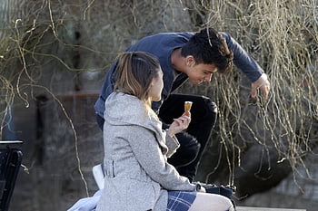 coppia, giovani, ragazza, seduto, parete, mangiare, gelato, ragazzo, sedendosi, inverno, parco