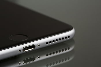 Űrszürke iPhone 8, villámcsatlakozó, hangszóró, karcsú okostelefon, közelkép, visszaverő felület, iphone 8, okostelefon részletei, technológia, modern eszköz, alma termék
