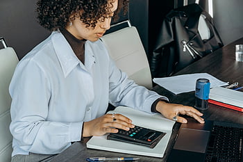Buchhalter, Taschenrechner, Finanzberechnungen, junge Frau, Büro, Schreibtisch, Laptop, Unterlagen, Professionel, Arbeit, Geschäft
