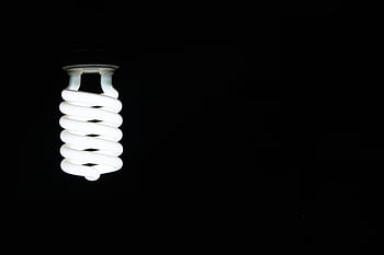 Bílá žárovka, Spirálová LED žárovka, černé pozadí, Umělecký minimalismus, Světlá žárovka, moderní osvětlení, energeticky úsporné, šetrné k životnímu prostředí, moderní design, design spirály, vedené technologie