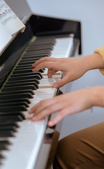 klavír, Ruce hrají na klavír, Hudební praxe, notový pult, Vnitřní klavír, melodie, klávesy piana, žena hrající na klavír, noty, lekce na piano, piánista