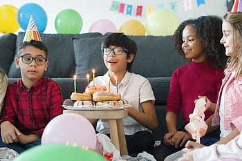 생일 파티, 아이들, 소원을 빌다, 도넛, 풍선, 홈 축하, 생일 축하하는 사람, 어린이, 축제, 실내 파티, 파티 모자