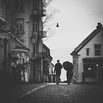 fotografie ve stupních šedi, muž vedle ženy, deštník, chůze po chodníku, silueta, pár, dlážděné ulice, bergen, deštivý den, pouliční scény, Černý a bílý