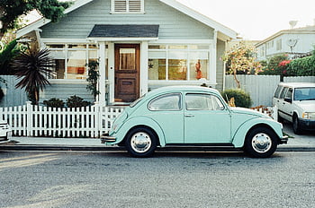 Americký dřevěný rodinný dům, světle mincovna zelená VW brouk, dřevěný dům, bílý plot, obytné oblasti, Typická americká ulice, Yucca palma, trávník, slunečný den, Historické auto, příměstský domov