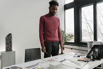 architekt, Revize plánů, Moderní pracovní prostor, Stylová kancelář, profesionální architekt, papírny, stůl, Design pracovního prostoru, architektonický design, Kancelářské prostředí, muž pracující