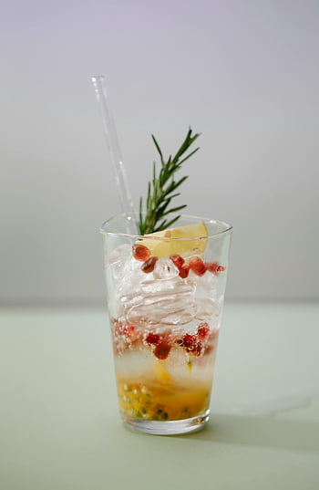 cocktail, rosmarin, granateplefrø, urtelimonade, sitronskive, glass, forfriskende drink, infuserte drikker, strå, garnityr