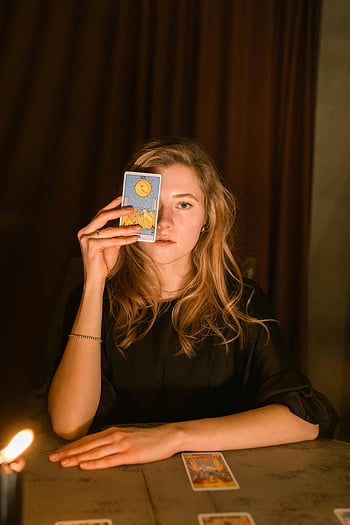 carta dei tarocchi, copre l'occhio, donna caucasica, Dim Candlelight, atmosfera misteriosa, Atmosfera mistica, lettura dei tarocchi, Scena a candela, tarocchi, pratica spirituale, divinazione
