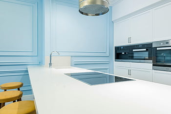 modern konyha, kék falak, Fehér munkalapok, minimalista design, fényes konyha, karcsú dizájn, konyha sziget, modern készülékek, kortárs konyha, konyhai dekoráció, konyha kialakítása