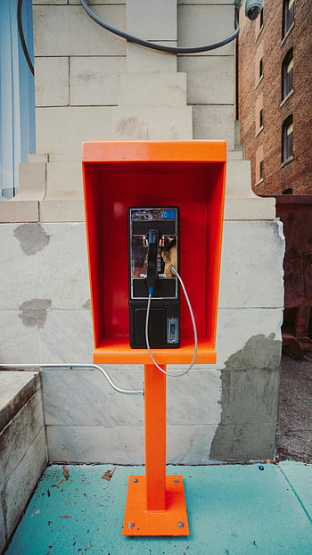 telefonní automat, zářivá červená, vinobraní telefonní budky, městském prostředí, Klasický design, zvětralá budova, fasáda, ulice, ošuntělý zdi, Stylové městské, retro telefon