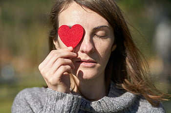 žena, Srdce ve tvaru srdce, symbol červeného srdce, Slunečný venkovní den, užívat si den, výřez srdce, venkovní fotografie, žena drží srdce, slunečný den, symbol srdce, venkovní portrét