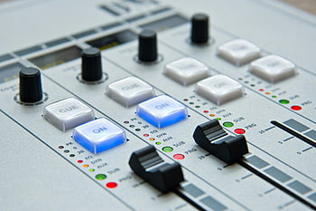 Konzola pro míchání zvuku, hudební mixer, ovládání zvuku, knoflíky a knoflíky, Podrobný pohled, bílý a černý mixér, audio zařízení, hudební produkce, zvukové míchání, Vybavení studia, audio rozhraní