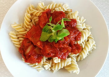 těstoviny, Spirelli těstoviny, rajčatová omáčka, čerstvé zelené, perfektní jídlo, deska, fotografování potravin, italská kuchyně, zdravé jídlo, Vegetariánský recept