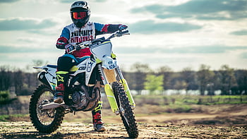 Motocross-Fahrer, Volle Ausrüstung, dreckiges Fahrrad, Rennen im Freien, Motorrad, Moto-Cross, Feldweg, Rennhelm, Schutzausrüstung, Outdoor-Sportarten