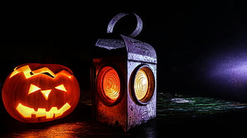 předvečer Všech svatých, Haloweenská dýně, černá lucerna, strašidelná scéna, zářící dýně, ročník lucerny, tmavé pozadí, halloween dekorace, Slavnostní scéna, podzimní prázdniny, sezónní výzdoba