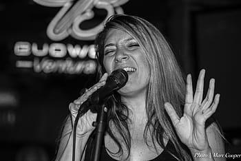 Tyra Juliette, Maui Sugar Mill, zpěvačka, Černý a bílý, jazz, blues, tarzana, mikrofon, výkon, Marc Cooper, portrét