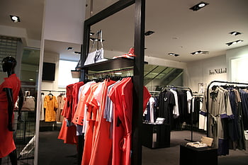 Abbigliamento Donna, Boutique di moda chic, vestiti colorati, eleganti rack, Boutique Interni, la moda femminile, negozio di vestiti, abiti eleganti, esposizione al dettaglio, vendita al dettaglio di moda, Shopping boutique