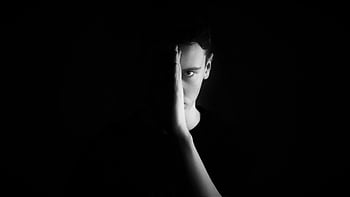 صورة بالأبيض والأسود،  صورة مودي،  إضاءة عالية التباين،  إعداد الاستوديو،  صورة الرجل،  التصوير بالأبيض والأسود،  إضاءة درامية،  التصوير الفوتوغرافي في الاستوديو،  التصوير الفوتوغرافي صورة،  صورة أحادية اللون،  خلفية داكنة