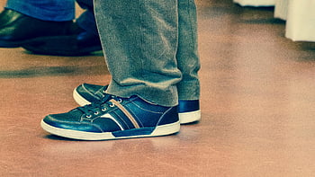 Casual sneakers, spijkerbroek, Binnenfoto, lage tops, man in zwarte broek, Zwarte bruine witte sneakers, close-up foto, binnenomgeving, casual schoenen, Vrijetijdsoutfit, binnenschoenen