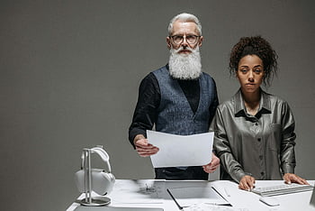 青いベストを着た男、 保持文書、 同僚のブレーンストーミング、 設計案、 机、 プロの環境、 オフィス環境、 チームワーク、 クリエイティブプロセス、 モダンワークスペース、 コラボレーション