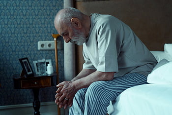 uomo anziano, seduto sul letto, solitudine, riflessione, pensierosamente, Camera da letto, comodino, pigiama, adulto più anziano, Scena indoor, umore contemplativo