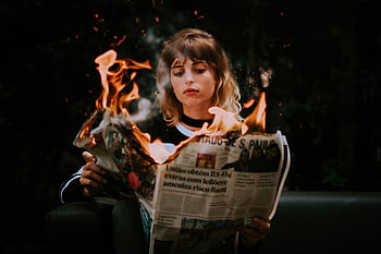 kobieta, posiedzenie, czytanie, Najnowsze wiadomości, palenie codziennej gazety, płomienie, dramatyczna scena, artystyczny, wnętrz, skupiać, stężenie