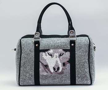 Grijze en zwarte wolf grafische handtas, elegante grijze handtas, vilt handtas, wolfsontwerp, mode -enthousiastelingen, Uniek wolfsontwerp, grijze vilt handtas, Zwarte en grijze handtas, Wolf grafische handtas, stijlvolle handtas, Handtas met wolvenpatroon