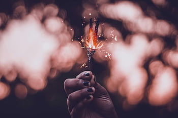 빛나는 것, 밝게 빛나는 향, 손을 잡고 Sparkler, 불타는 반짝임, 근접 촬영 스파클러, 흐린 배경, 축제 스파이 클러, 빛나는 반짝임, 축하 Sparkler, 반짝이는 조명, Sparkler와 손