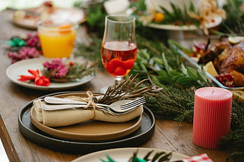 Ustawienie stołu wakacyjnego, Świąteczny wystrój, Celebrating Dinner, Przytulna atmosfera, świece, napoje, ustawienie stołu, świąteczny stół, Wakacyjny obiad, Świąteczny obiad, Świąteczne ustawienie stołu