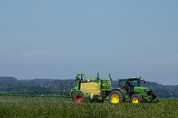traktor, pole, zelený traktor, postřik hnojiva, zemědělské oblasti, jasné modré nebe, zemědělské vybavení, zemědělství, zemědělské stroje, Péče o plodiny, venkovské scény