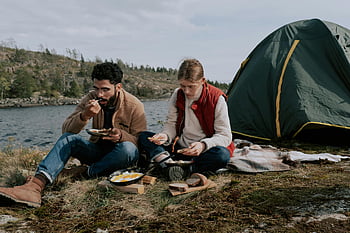 Camping, Lakeside campingplads, par, der spiser, udendørs måltid, naturdag, telt camping, siddepladser på jorden, picnic, udendørs eventyr, naturskøn udsigt, camping gear