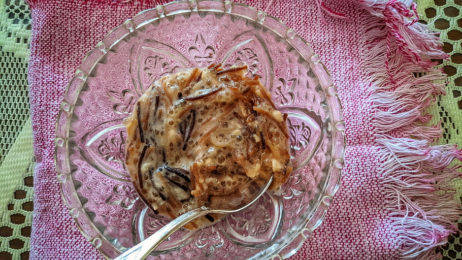 Thajský Pongal, Vermicelli dezert, skleněná mísa, růžové látky, krajkový ubrus, lžíce, sladké jídlo, tradiční jídlo, Slavnostní jídlo, Kulturní oslava, moučník