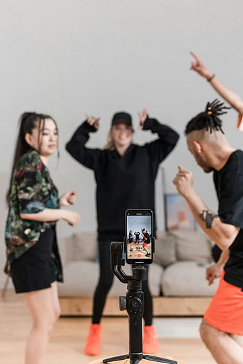 mělké zaměření, lidé nahrávají, video, chytrý telefon, Energetická skupina, Přátelé tančí, krytý, nahrávání smartphone, tvorba videa, neformální tanec, Obsah sociálních médií