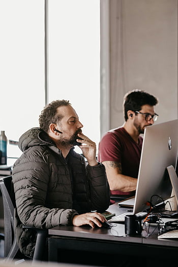 pria di kantor, menggunakan komputer, pekerja kantoran pria, komputer desktop, Ruang kerja modern, berkonsentrasi, dua laki-laki, lingkungan kantor, Pengaturan Profesional, meja kerja, penggunaan teknologi