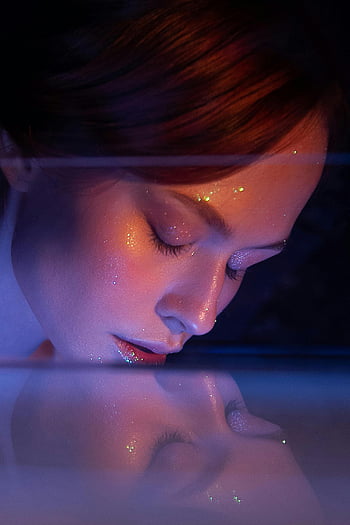 düşünceli kadın, Cam, su yansıması, neon ışık, kapalı gözler, sakin yüzey, büyüleyici portre, glitter makyaj, sanatsal fotoğrafçılık, Sakin Mood, yansıtıcı yüzey