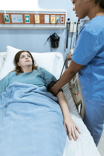sykepleier, Måling av blodtrykk, pasient, sykehusinnstilling, helsevesen, scrubs, livsnødvendigheter, medisinsk behandling, helsepersonell, sykehus seng, pasientbehandling