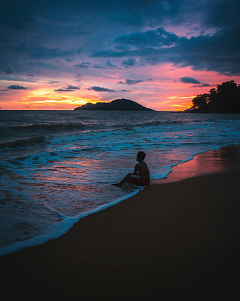 naplemente strand, nyugodt jelenet, óceánhullámok, magányos sziluett, strand naplemente, piroség, kék óceán, békés pillanatban, tengerparti kilátás, esti strand, naplemente sziluettje