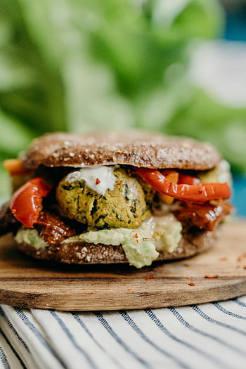 Vegan Falafel Burger, tahta tabak, taze malzemeler, sağlıklı yemek, Bitki esaslı, vejetaryen, falafel köftesi, taze sebzeler, sağlıklı beslenme, bitki bazlı burger, Vegan gıdası