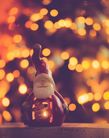 figurka santa claus, červená a bílá keramika, sváteční dekorace, teplá bokeh světla, vánoční ozdoba, Slavnostní výzdoba, keramický Santa, Oslava svátků, bokeh pozadí, vánoční osvětlení, keramická figurka