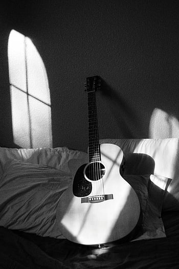 guitare acoustique blanche, textile gris et blanc, photo noir et blanc, ombres dramatiques, photo artistique, guitare acoustique, noir et blanc, éclairage dramatique, guitare sur le lit, ombres de fenêtre, photographie monochrome