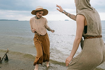 Kvinder på stranden, venner danser, kysten, skyet dag, fritid, lykke, strand sjov, to venner, Strandaktiviteter, strand livsstil, strand glæde