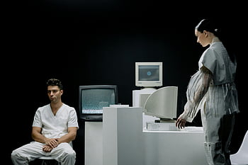 futurystyczne laboratorium, Monitory vintage, Atmosfera science fiction, kobieta stojąca, komputer, człowiek siedzi, futurystyczne ustawienie, ustawienie laboratoryjne, Komputer vintage, laboratorium science fiction, Futurystyczna kobieta