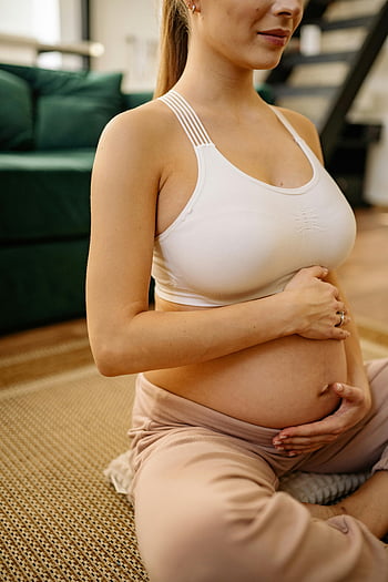 gestante, Toccando la pancia, mamma in attesa, impostazione interna, Viaggio di gravidanza, calma serenità, maternità, pancia incinta, seduto in casa, Foto di gravidanza, foto di maternità