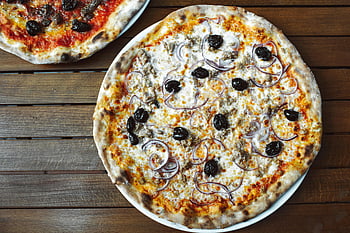 pizza, italská pizza, mozzarella, olivy, cibule, dřevěný stůl, zalévání, celá pizza, pizza zálivky, italská kuchyně, fotografování potravin