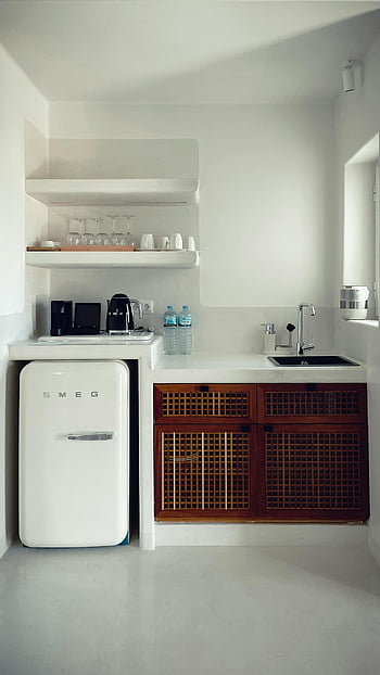 moderní kuchyně, bílá kuchyně, Dřevěné skříňky, Retro lednička, minimalistický design, potozy, Smeg lednice, Současná kuchyně, kuchyně design, kuchyně