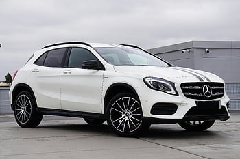 bílý Mercedes-Benz GLA, Luxusní SUV, moderní design, zaparkované venku, Mercedes-Benz GLA, bílé auto, Venkovní parkování, mercedes-benz vozidla, SUV GLA, bílé luxusní auto, Moderní design automobilu