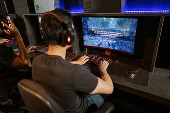 ゲーム設定、 ゲーマー、 テレビゲーム、 ハイテク機器、 没入型ゲーム、 コンピュータゲーム、 活気のあるセットアップ、 ゲーミングヘッドフォン、 ゲーミングキーボード、 ゲーミングマウス、 ゲームモニター