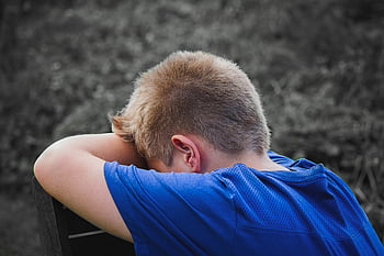 smutné dítě, dřevěná židle, detailní fotografie, mladý kluk, modré triko, venku, Smutné a kontemplativní, Hlava na pažích, emoční okamžik, Dětské emoce, venkovní nastavení