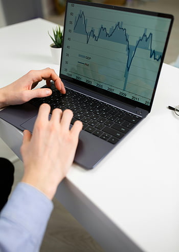 Geschäftsmann, Finanzprojekt, Laptop, Büro, Analysieren, Finanzdiagramme, Professionel, Arbeit, Schreibtisch, Daten, Analyse