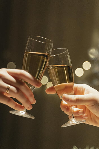 skleničky, detailní záběr, Toasting rukou, Elegantní Bokeh, Oslava šampaňského, Skleněné cinky, Slavnostní okamžik, šumivé víno, Atmosféra strany, Slavnostní přípitek